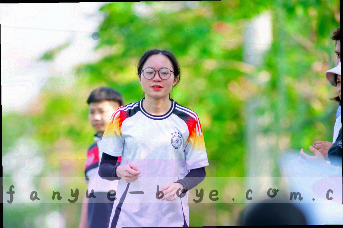 手机与笔记本电脑并排放置，屏幕分别显示赛事战报与版本对照页面
